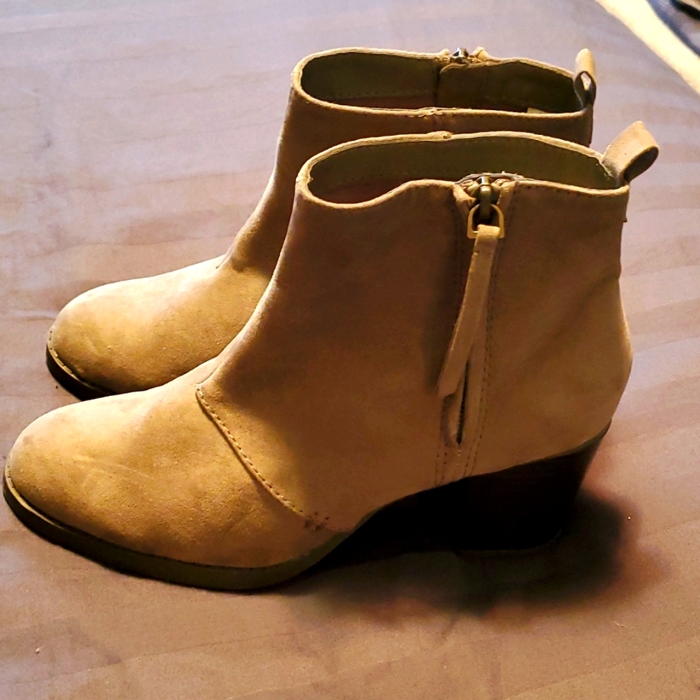 Old Navy tan suede boots, size 9